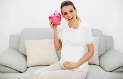 Lehetséges-e munkahelyi fizetéseket kapni egy második gyermek után anélkül, hogy el kellene hagyni az első rendeletet: a fizetés kiszámításának szabályai és azok összege egy második terhesség esetén